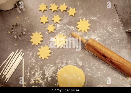 Vue aérienne des biscuits en forme d'étoile et du rouleau à pâtisserie Banque D'Images