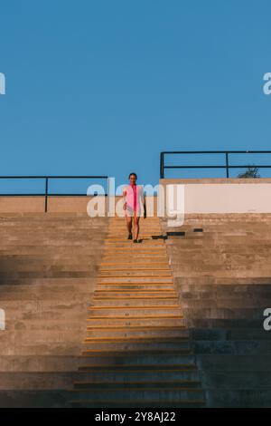 Athlète féminine descendant après les sprints du stade Banque D'Images