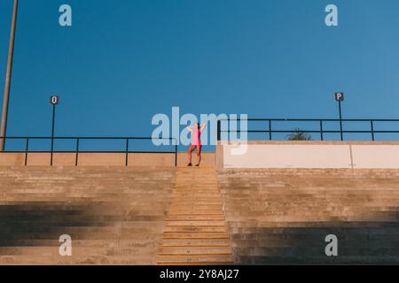 Athlète féminine debout au sommet des stades après avoir couru Banque D'Images