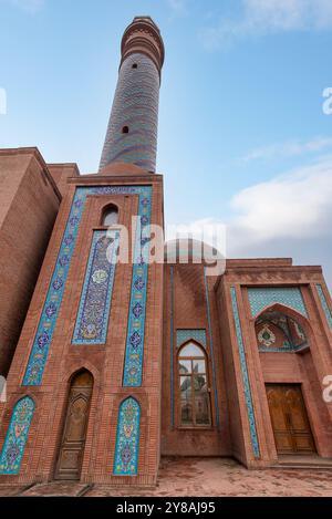 Le magnifique minaret de la mosquée Goy Imam se dresse à Ganja, en Azerbaïdjan, présentant des briques rouges complexes et des carreaux et des détails architecturaux uniques contre le ciel clair Banque D'Images