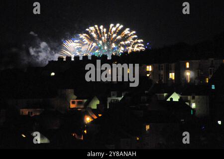 Île de Portland. 3 octobre 2024. Le ciel au-dessus de Portland a été illuminé par plusieurs feux d'artifice impressionnants, alors qu'un superyacht a été amarré dans le port de Portland pour le tournage du prochain thrilller psychologique. 'La femme dans la cabine Ten' avec Keira Knightly. Crédit : stuart fretwell/Alamy Live News Banque D'Images