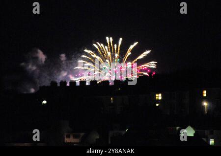 Île de Portland. 3 octobre 2024. Le ciel au-dessus de Portland a été illuminé par plusieurs feux d'artifice impressionnants, alors qu'un superyacht a été amarré dans le port de Portland pour le tournage du prochain thrilller psychologique. 'La femme dans la cabine Ten' avec Keira Knightly. Crédit : stuart fretwell/Alamy Live News Banque D'Images