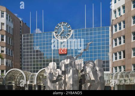 Groupe de figurines en acier inoxydable à la gare principale avec le titre Der Ring, Allemagne, Rhénanie du Nord-Westphalie, Bas-Rhin, Dusseldorf Banque D'Images