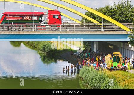 Trafic sur l'autoroute A 2 avec des hindous sous le pont autoroutier au canal Datteln-Hamm et dans celui-ci pendant la purification rituelle, Allemagne, Rhénanie du Nord-Ouest Banque D'Images