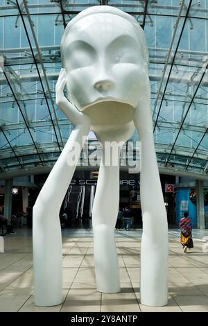 Aéroport de Francfort, hall central au-dessus de la gare longue distance avec la sculpture Immaterielles, le Squaire, Allemagne, Hesse, Francfort-sur-le-main Banque D'Images