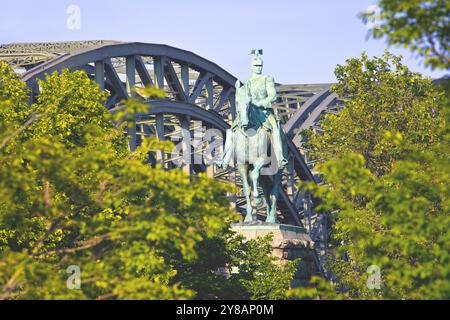 Statue équestre du Kaiser Guillaume II devant le pont Hohenzollern, Allemagne, Rhénanie du Nord-Westphalie, Cologne Banque D'Images