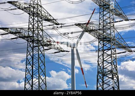 Deux pylônes aériens et une éolienne, Allemagne, Rhénanie du Nord-Westphalie, région de la Ruhr, Witten Banque D'Images