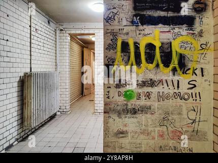 Toilettes publiques pour hommes à la mairie, Allemagne, Rhénanie du Nord-Westphalie, région de la Ruhr, Bochum Banque D'Images