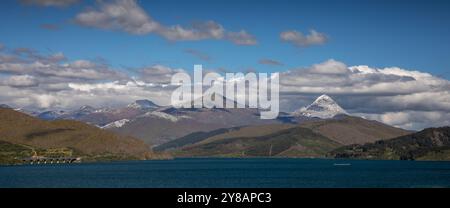 Montagnes Cantabriques avec Pico Espiguete, vue sur le réservoir de Riano, Espagne, Castille et Léon, Riano Banque D'Images