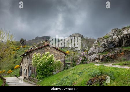 Vieille maison en pierre dans les montagnes Cantabriennes, Castille et Léon, Cremenes, Salamon Banque D'Images