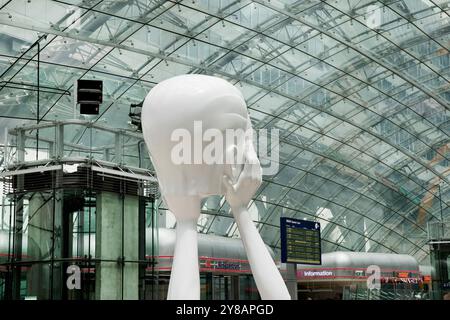 Aéroport de Francfort, hall central au-dessus de la gare longue distance avec la sculpture Immaterielles, le Squaire, Allemagne, Hesse, Francfort-sur-le-main Banque D'Images