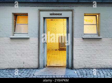 Toilettes publiques pour hommes à la mairie, Allemagne, Rhénanie du Nord-Westphalie, région de la Ruhr, Bochum Banque D'Images