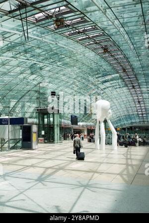 Aéroport de Francfort, hall central au-dessus de la gare longue distance avec la sculpture Immaterielles, le Squaire, Allemagne, Hesse, Francfort-sur-le-main Banque D'Images