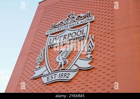 Liverpool, Royaume-Uni. 02 octobre 2024. Écusson de Liverpool sur le mur du stade lors du match Liverpool FC - Bologne FC UEFA Champions League Round 1 à Anfield, Liverpool, Angleterre, Royaume-Uni le 2 octobre 2024 Credit : Every second Media/Alamy Live News Banque D'Images