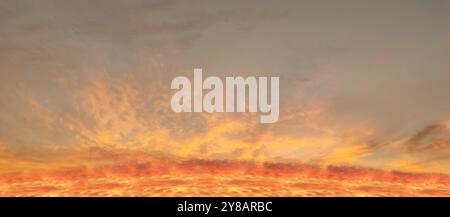 Magnifique panorama de pittoresque coucher de soleil fort avec doublure argentée et nuage sur le ciel orange. Nuage d'arrière-plan été. Fond bleu orange. Banque D'Images