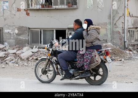 Antakya, Turkiye. 06 avril 2023. Un semblant de vie dans la ville turque d’Antakya au milieu des débris et des destructions causés par le séisme de magnitude 7,8 qui a frappé Turkiye et la Syrie le 6 février 2023. Dix provinces ont été touchées par le séisme et ses répliques à Turkiye, la ville d'Antakya et la province environnante de Hatay étant parmi les zones les plus touchées Banque D'Images