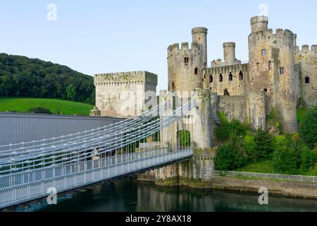 Trois célèbres ponts traversant la rivière Conwy entrent dans le château médiéval. Banque D'Images