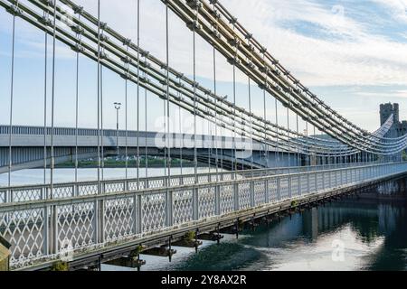 Ponts traversant la rivière Conwy jusqu'au château de la ville. Banque D'Images