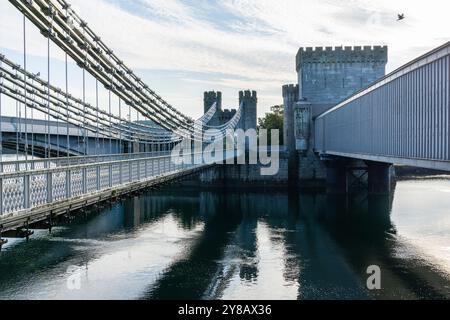 Ponts traversant la rivière Conwy jusqu'au château de la ville. Banque D'Images