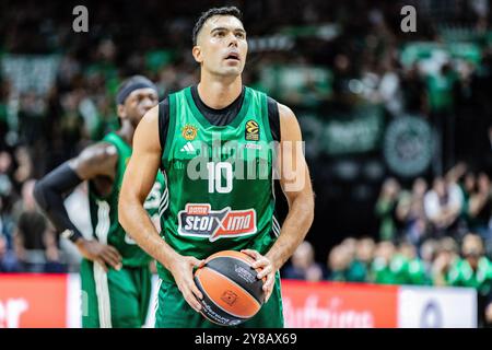 Berlin, Allemagne. 03 Oct, 2024. Kostas Sloukas de Panathinaikos AKTOR Athènes vu en action lors du match de la saison régulière 2024-2025 de Turkish Airlines EuroLeague Round 1 entre Alba Berlin et Panathinaikos Athènes à l'Uber Arena. Score final ; Alba Berlin 77:87 Panathinaikos Athènes. Crédit : SOPA images Limited/Alamy Live News Banque D'Images