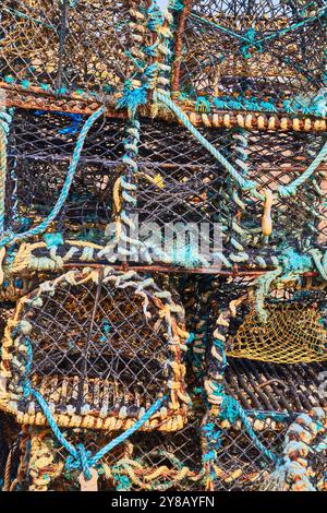 Pots de homard et de crabe sur la plage d'Aldeburgh dans le Suffolk, Royaume-Uni. Banque D'Images
