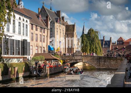 Belgique, Flandre, Bruges, canal de Dijver, vue ouest vers Rosary Quay, Rozenhoedkaai Banque D'Images
