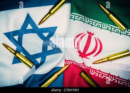 Balles sur les drapeaux d'Israël et d'Iran, escalade dans le conflit du moyen-Orient, Patronen auf den Fahnen von Israel und dem Iran, Eskalation im Nahost Banque D'Images