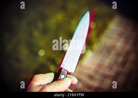 Main d'homme avec couteau, photo symbolique du crime, Männerhand mit Messer, Symbolfoto Kriminalität Banque D'Images