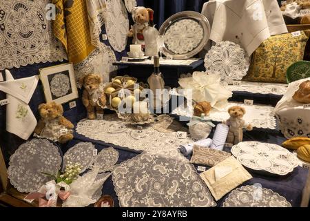 Belgique, Flandre, Bruges, Woolestraat, Kanten Rococo Lentelles présentoir de magasins de dentelle Banque D'Images