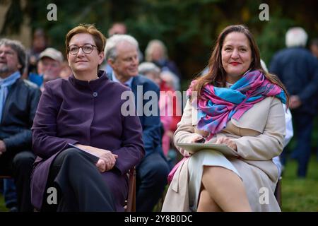 IM historischen Campanile der Friedenskirche im Potsdamer Park Sanssouci laeuten wieder die Glocken. Foto vom 04.10.2024 : Klara Geywitz SPD, Bundesministerin fuer Wohnen, Stadtentwicklung und Bauwesen und Manja Schuele SPD, Ministerin fuer Wissenschaft, Forschung und Kultur des Landes Brandenburg v.l., waehrend der Feierlichkeit Der Abschluss der rund vier Millionen Euro teuren Sanierung des geerung-Welturturg de l'UNESCO. Der 1850 errichtete Glockenturm ist rund 42 mètres hoch. Die Instandsetzungsarbeiten hatten im Februar 2022 begonnen und wurden nach Banque D'Images