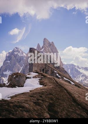 Belle vue sur le pic de montagne Seceda enneigé dans les Dolomites du nord de l'Italie avec le ciel bleu et les nuages Banque D'Images