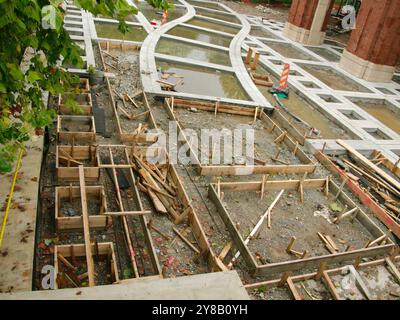 En construction projet de construction inachevé avec béton et bois. Cônes orange et tuyau au sol. Design carré en béton d'architecture Banque D'Images