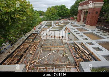 En construction projet de construction inachevé avec béton et bois. Cônes orange et tuyau au sol. Design carré en béton d'architecture Banque D'Images