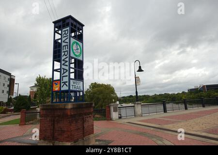 Usage éditorial exclusif Columbus, GA, États-Unis 27 septembre 2024. Panneaux sur le Riverwalk. Promenade sur la rivière Chattahoochee reliant Phenix City Alabama. Banque D'Images