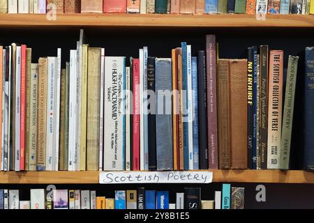 Une sélection de livres de poésie écossais dans une librairie d'occasion à Wigtown, Galloway Scotlands National Book Town Banque D'Images