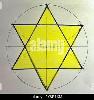 Photographie d'un dessin d'une étoile jaune de David symbole du sionisme. Étoile de David, étoile juive, étoile jaune, symbole d'antisémitisme, juif, antisémite Banque D'Images