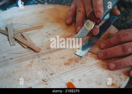 Procédé de fabrication d'une bougie dans un atelier. Maître fabrique des bougies à la fabrication. Bougies de soja faites à la main avec mica et mèche en bois. Produit végétalien sans Banque D'Images