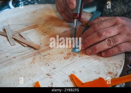 Maître fabrique des bougies à la fabrication. Bougies de soja faites à la main avec mica et mèche en bois. Produit végétalien sans cruauté animale. Procédé de fabrication d'une bougie Banque D'Images