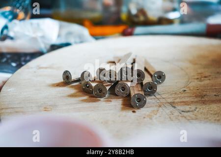 Maître fabrique des bougies à la fabrication. Bougies de soja faites à la main avec mica et mèche en bois. Produit végétalien sans cruauté animale. Procédé de fabrication d'une bougie Banque D'Images