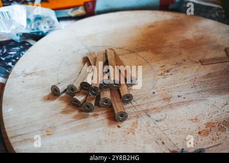 Procédé de fabrication d'une bougie dans un atelier. Maître fabrique des bougies à la fabrication. Bougies de soja faites à la main avec mica et mèche en bois. Produit végétalien sans Banque D'Images