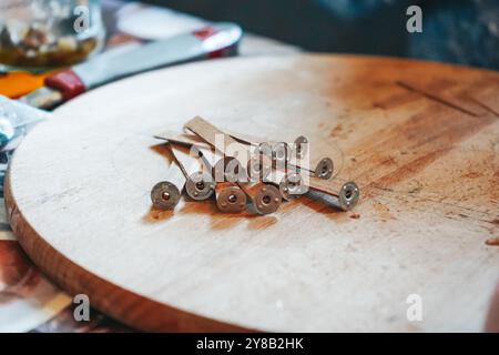 Bougies de soja faites à la main avec mica et mèche en bois. Produit végétalien sans cruauté animale. Procédé de fabrication d'une bougie dans un atelier. Maître fabrique des bougies à Banque D'Images