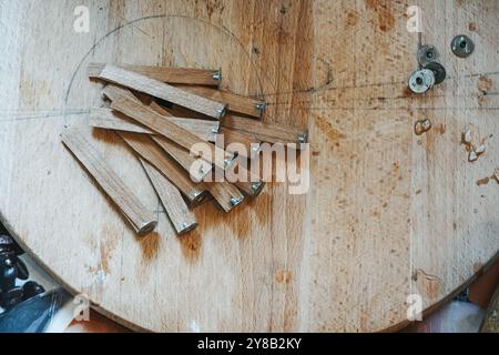 Produit végétalien sans cruauté animale. Procédé de fabrication d'une bougie dans un atelier. Maître fabrique des bougies à la fabrication. Bougies de soja faites à la main avec du mica et Banque D'Images