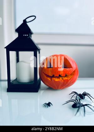 Élégant bel arrangement de table avec bougies, lustre, Jack-o-Lantern. Photo de haute qualité Banque D'Images