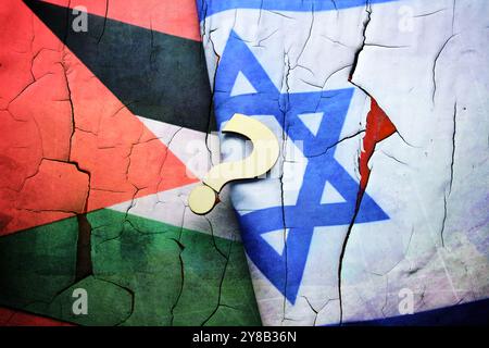 MONTAGE PHOTO, drapeau de la Palestine et d'Israël avec des fissures et des points d'interrogation, photo symbolique du conflit du moyen-Orient et de la solution à deux États, FOTOMON Banque D'Images