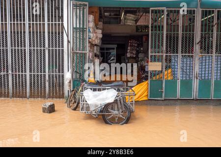 CHIANG mai, Thaïlande – 4 octobre 2024 : inondations du marché de Chiang mai dans la ville de Chiang mai près de la rivière Ping, effet des fortes pluies de la montagne. Banque D'Images