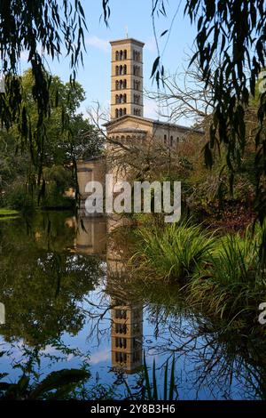 IM historischen Campanile der Friedenskirche im Potsdamer Park Sanssouci laeuten wieder die Glocken Foto vom 04.10.2024. Der Abschluss der rund vier Millionen Euro teuren Sanierung des zum UNESCO-Weltkulturerbe gehoerenden Denkmals wurde am Freitag gefeiert. Der 1850 errichtete Glockenturm ist rund 42 mètres hoch. Die Instandsetzungsarbeiten hatten im Februar 2022 begonnen und wurden nach Angaben der Stiftung Preussische Schloesser und Gaerten ausschliesslich durch Spenden finanziert. IM Maerz War Bereits ein neues rund dreieinhalb Meter hohes Turmkreuz auf das Bauwerk gesetzt worden. VOR einig Banque D'Images