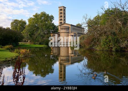 IM historischen Campanile der Friedenskirche im Potsdamer Park Sanssouci laeuten wieder die Glocken Foto vom 04.10.2024. Der Abschluss der rund vier Millionen Euro teuren Sanierung des zum UNESCO-Weltkulturerbe gehoerenden Denkmals wurde am Freitag gefeiert. Der 1850 errichtete Glockenturm ist rund 42 mètres hoch. Die Instandsetzungsarbeiten hatten im Februar 2022 begonnen und wurden nach Angaben der Stiftung Preussische Schloesser und Gaerten ausschliesslich durch Spenden finanziert. IM Maerz War Bereits ein neues rund dreieinhalb Meter hohes Turmkreuz auf das Bauwerk gesetzt worden. VOR einig Banque D'Images