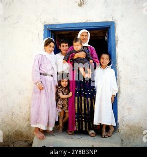 Frau mit Kindern vor einem Haus in der Kleinstadt Harran in der Provinz Sanliurfa ÅanlÄurfa in Nordmesopotamien, Türkei um 1988. 900200000711 Banque D'Images