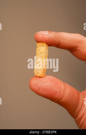 Croûtons. Nourriture malsaine pour la silhouette, le cœur, la peau, les dents. Malbouffe. Restauration rapide. Tenant des croûtons dans la main. Collation. Cholestérol. Glucides rapides. Salé Banque D'Images