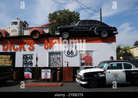 Vue de la vieille voiture, de la voiture de police et de la dépanneuse à Dick's sur la route 66. Un arrêt bien connu sur l'ancienne route 66 Banque D'Images